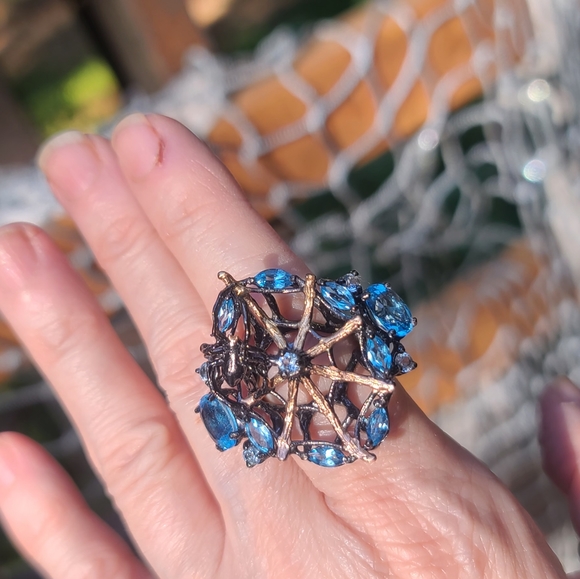 Gorgeous blue&white Topaz spiderweb cocktail ring - Picture 2 of 10